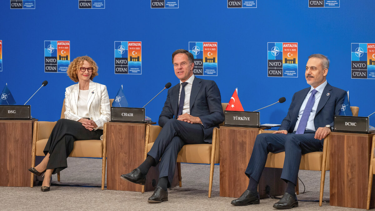 4 A la reunión de ministros de Exteriores de la OTAN celebrada a mediados de mayo en Antalya no asistió el titular español. En imagen Rutte, su adjunta Radmila Shekerinska, y el ministro turco Hakan Fidan - PHOTO/Ministerio de Exteriores de Turquía