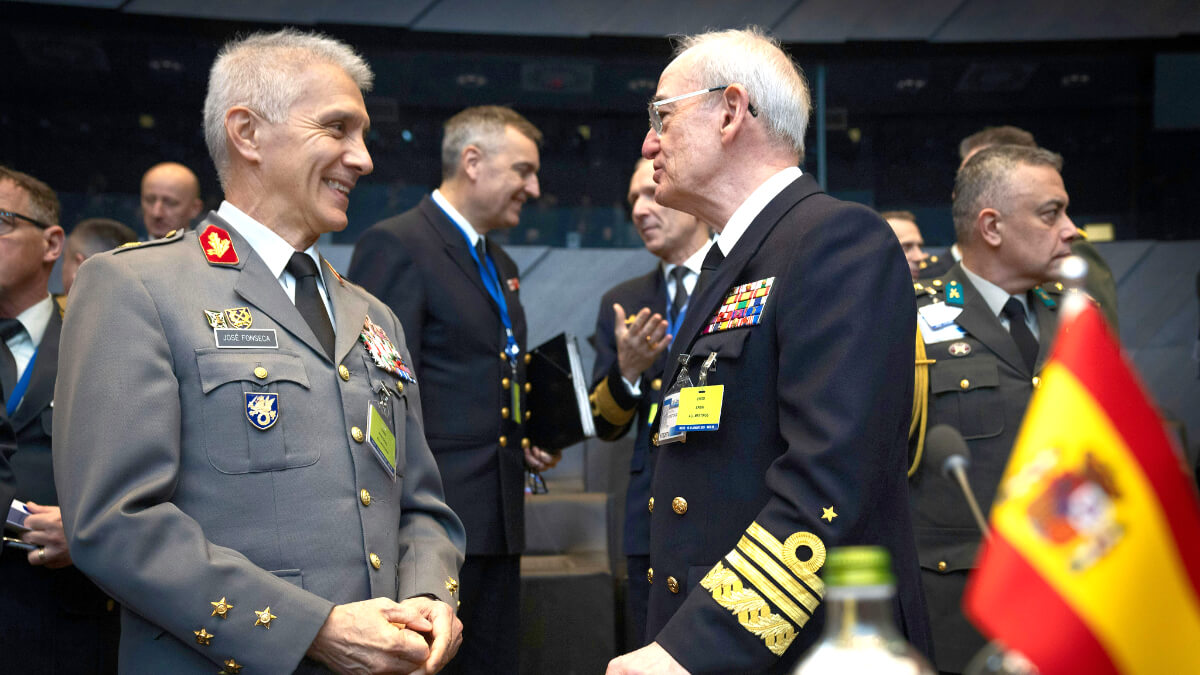 5 La Alianza definirá las capacidades militares que debe desarrollar la industria transatlántica. En imagen, los Jefes de Estado Mayor de la Defensa de España y Portugal, almirante Teodoro López Calderón y general José Fonseca - PHOTO/NATO