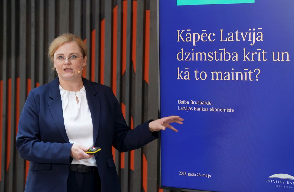 dzimstība turpinās krist, pat ja naudu pabalstiem palielinās