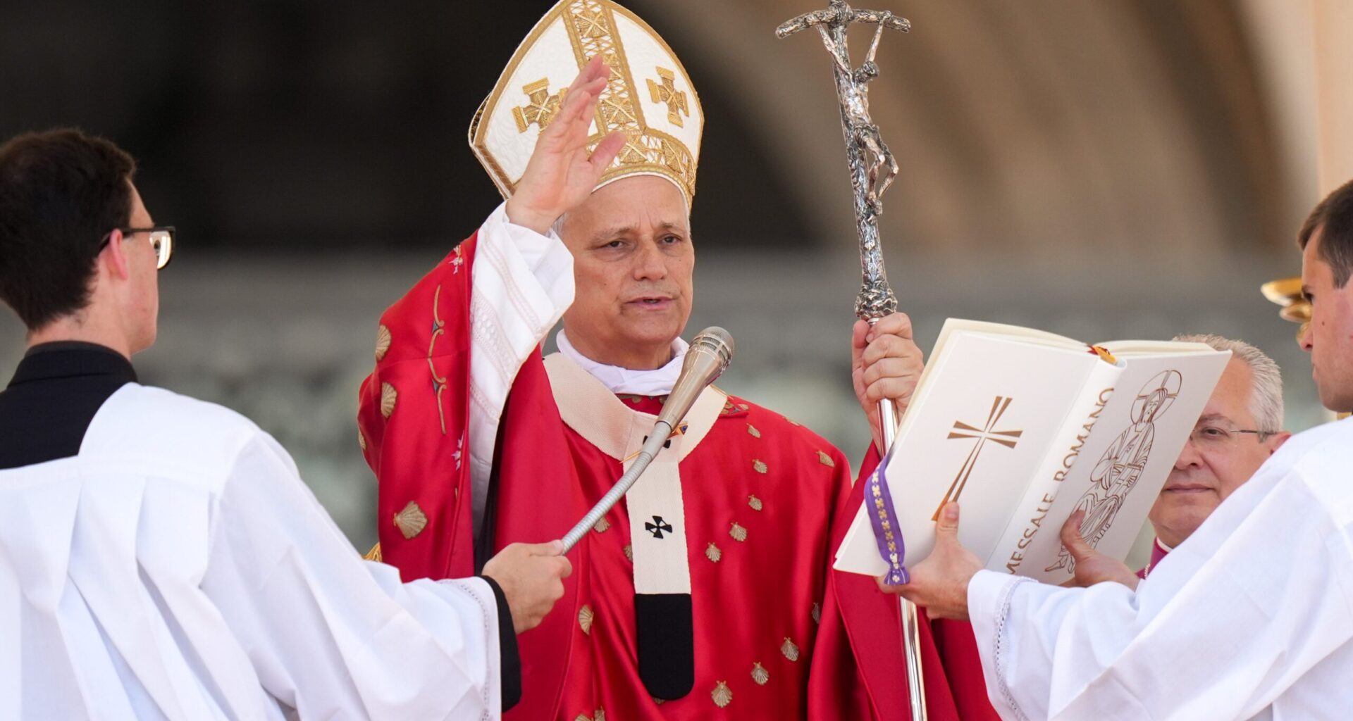 Pope on Pentecost: God’s love breaks down walls, opens borders, dispels hatred