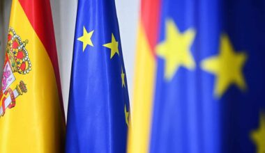 Banderas de España y de la Unión Europea en un acto oficial en la sede de la Comisión Europea en Bruselas, Bélgica.