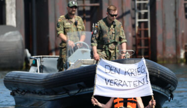 Kieler Woche: Aktionsgruppe stört NATO-Flotte auf Militärshow der Marine