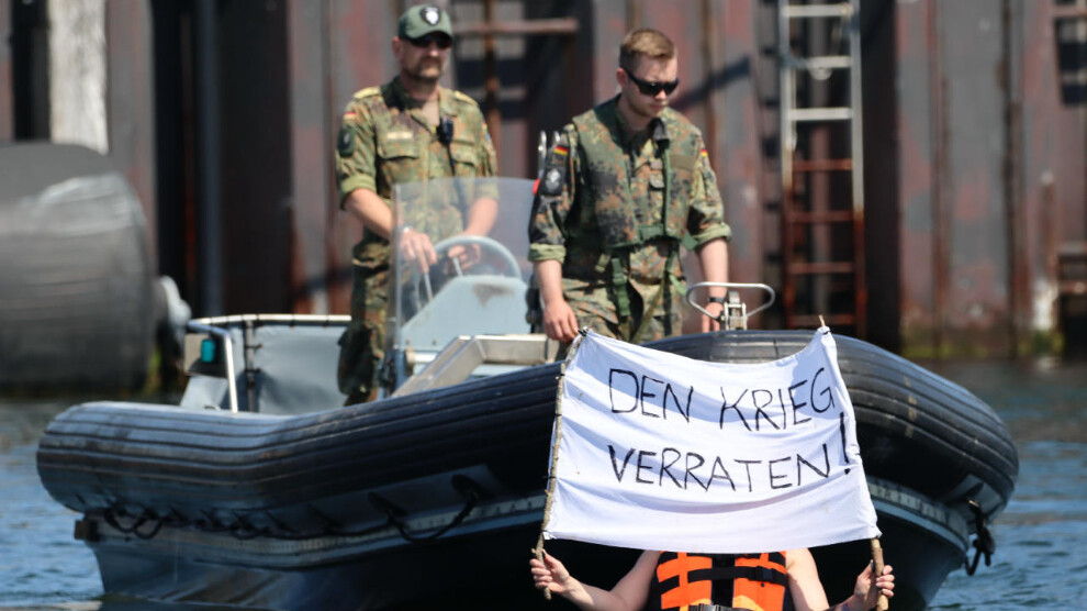 Kieler Woche: Aktionsgruppe stört NATO-Flotte auf Militärshow der Marine