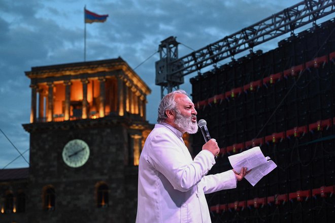 Spor je še dodatno zaostril aretacija vplivnega škofa Bagrata Galstanyana, ki je znan kot eden najostrejših nasprotnikov premierja. FOTO: Karen Minasyan Afp