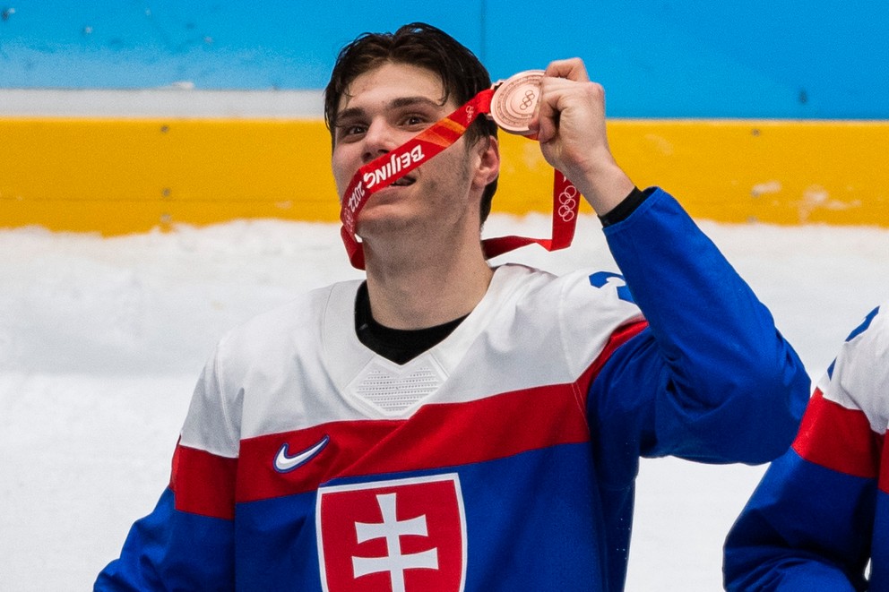 Juraj Slafkovský s bronzovou medailou na ZOH 2022. 