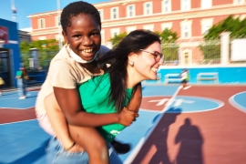 quasi una famiglia su quattro in Italia a rischio povertà, al via la campagna per non lasciare da soli i bambini più fragili