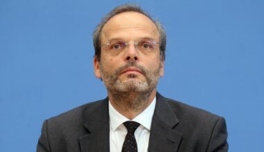 Felix Klein sitzt während einer Pressekonferenz mit ernstem Gesicht vor einer blauen Wand.