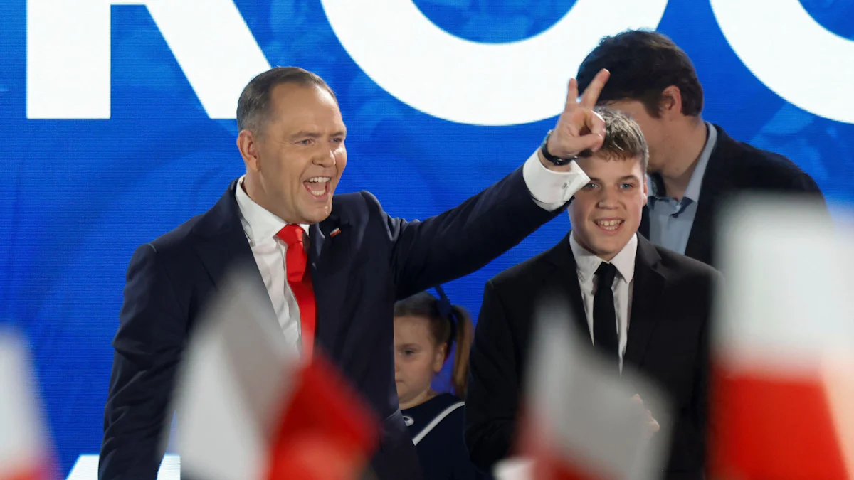 Präsidentschaftswahl in Polen: Rechtsnationaler Nawrocki siegt in Stichwahl - Politik