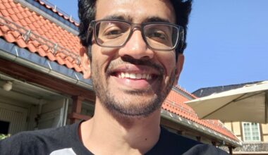 Khayal Devaka betalte for å studere i Norge i fjor