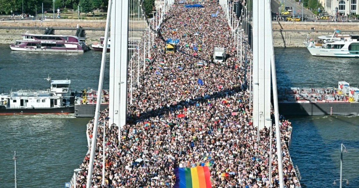 Ennyire még soha nem került Magyarország a világsajtó figyelmének központjába