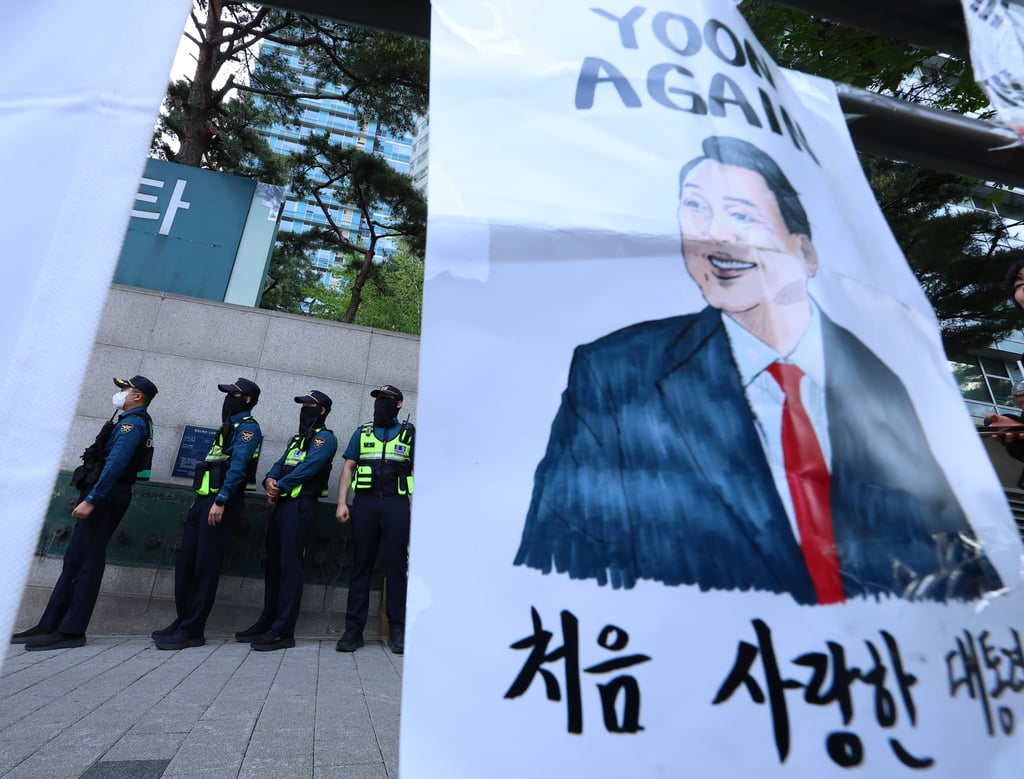 Police officers on standby as the prosecution raided the residence of former president Yoon Suk-yeol in Seoul on April 30. Photo: EPA-EFE/Yonhap Police officers on standby as the prosecution raided the residence of former president Yoon Suk-yeol in Seoul on April 30. Photo: EPA-EFE/Yonhap