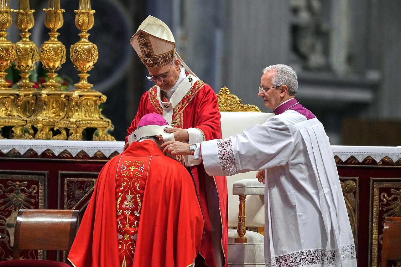 Papst Leo XIV. legt neuen Bischöfen das Pallium um