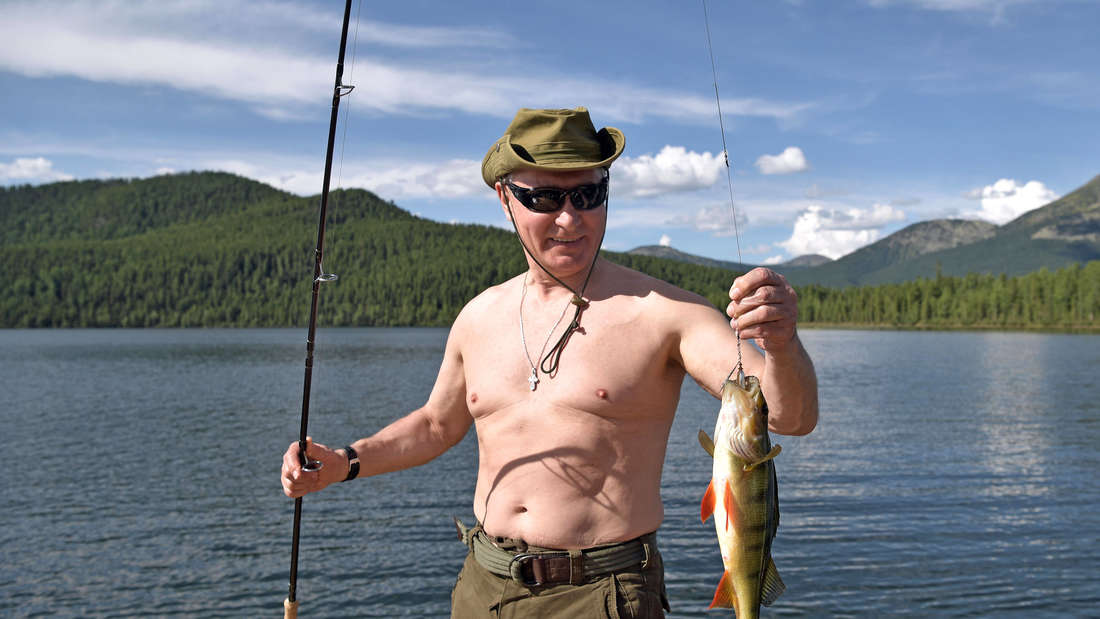 Bekleidet mit olivgrüner Jagdhose und einem dazu passenden Sonnenhut präsentiert sich Wladimir Putin beim Angeln in den sibirischen Bergen im Jahr 2017. Geht es nach dem russischen Präsidenten, hat der Oberkörper aber freizubleiben.