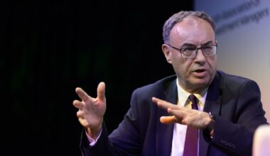 Bank of England governor defends QE policy against Reform claims