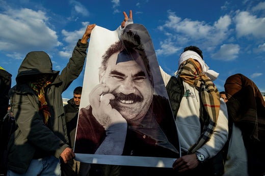 Ungdomar i Turkiet håller upp en bild på PKK:s fängslade ledare Abdullah Öcalan.