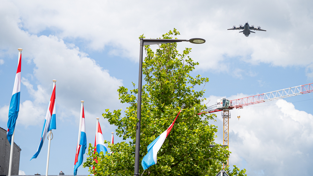RTL Today - National Day rehearsal: Military aircraft and helicopter flew over Luxembourg City