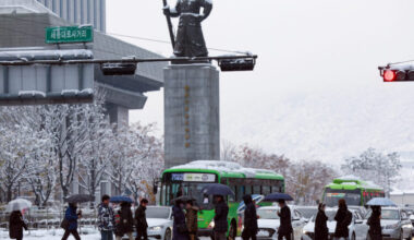People commute to work through Gwanghwamun Square in Seoul on Nov. 28, 2024, during the second day of heavy snowfall. (Photo: IANS/Yonhap)