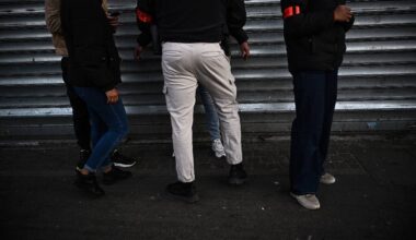 En 2024, il y a eu plus de contrôles d'identité et les discriminations persistent, pointe le Défenseur des droits