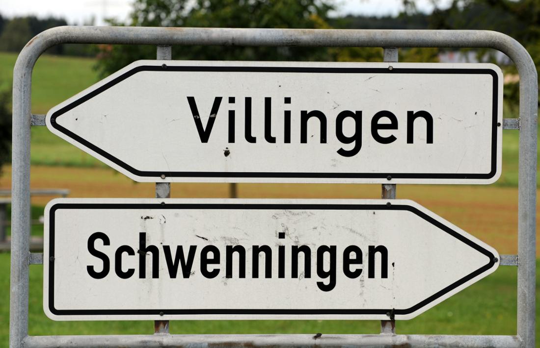 Zwei Ortsschilder in Villingen-Schwenningen (Baden-Württemberg).