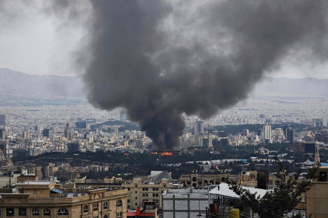 Nach einem israelischen Bombardement steigt Rauch über dem Sitz des staatlichen Fernsehsenders in Teheran auf.