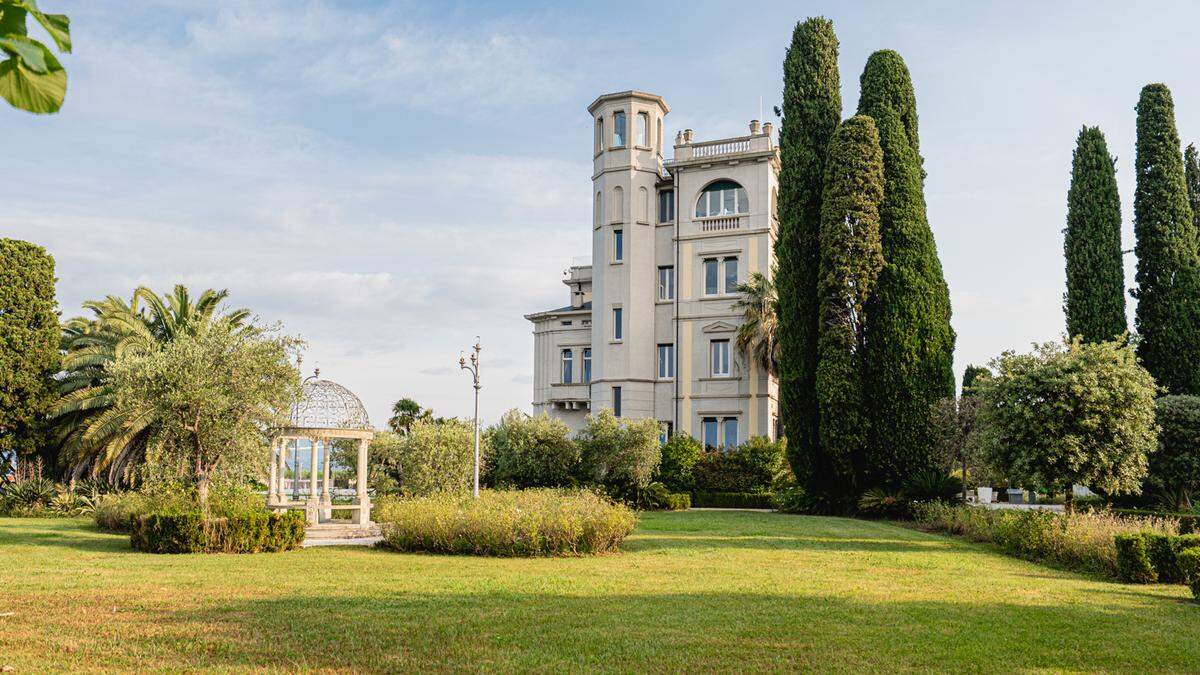 Furnishings from Benko’s luxury villa up for auction