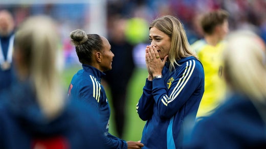 Madelen Janogy och Fridolina Rolfö efter matchen mot Norge.