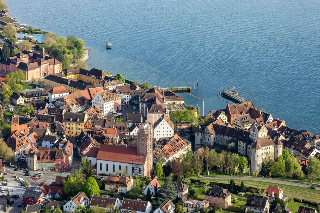 Flug im Zeppelin über den Bodensee bei Meersburg, Altstadt, Hafen und Schloss