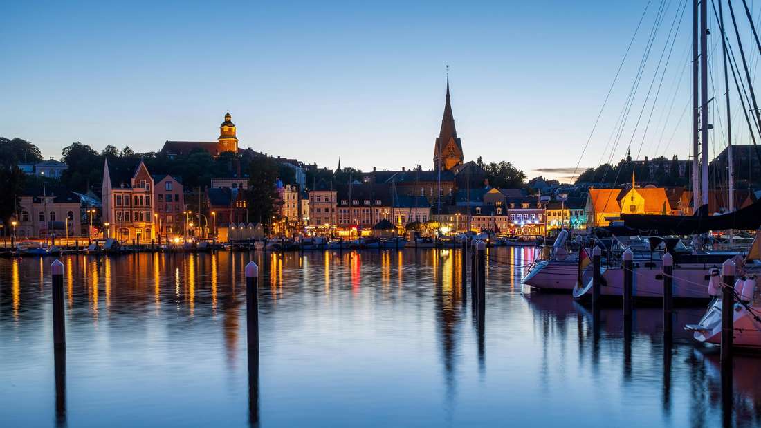 Ansicht des Flensburger Hafens bei Nacht