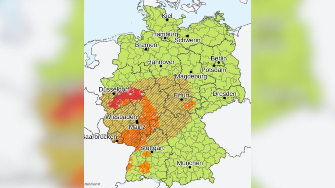 Die Wetterkarte des Deutschen Wetterdienstes mit Stand von 17.22 Uhr am Samstagnachmittag. 