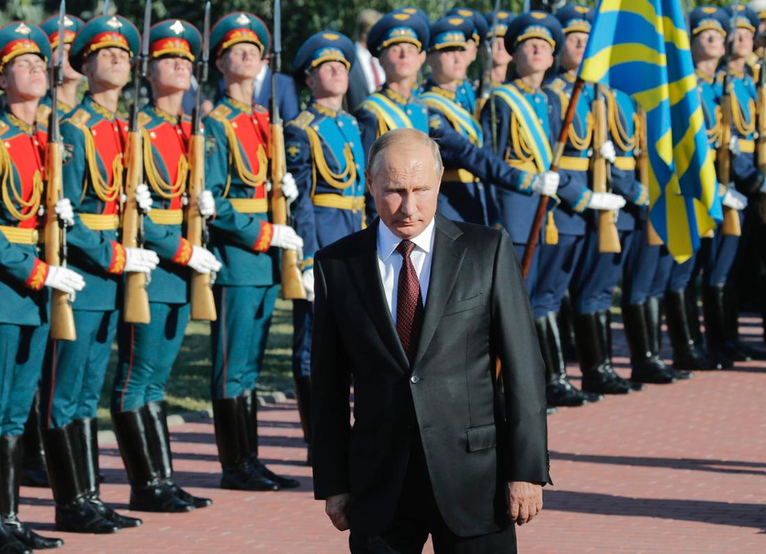 Wladimir Putin, Präsident von Russland, nimmt an einer Kranzniederlegung anlässlich der Schlacht bei Kursk vor 75 Jahren teil.