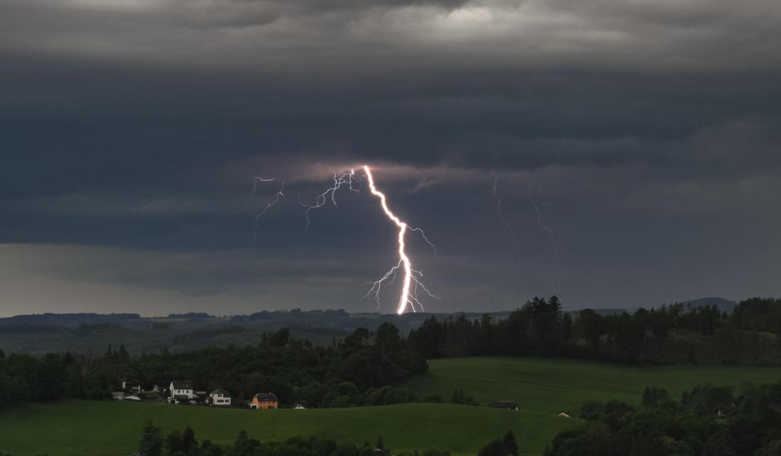 Blitze bei einem Gewitter im Saale-Orla-Kreis in Thüringen.