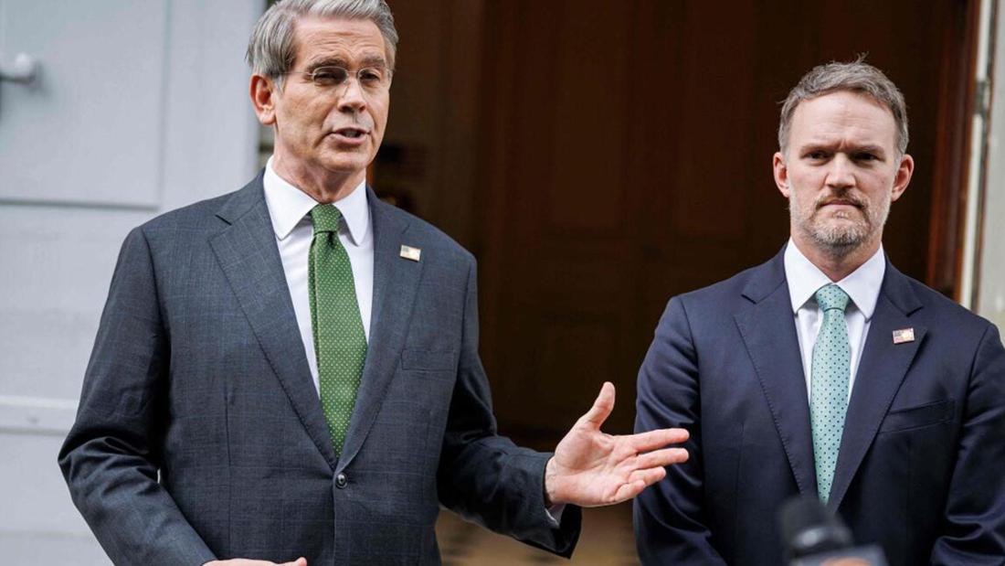 Scott Bessent (l.) spricht in ein Mikrofon, daneben steht Jamieson Greer