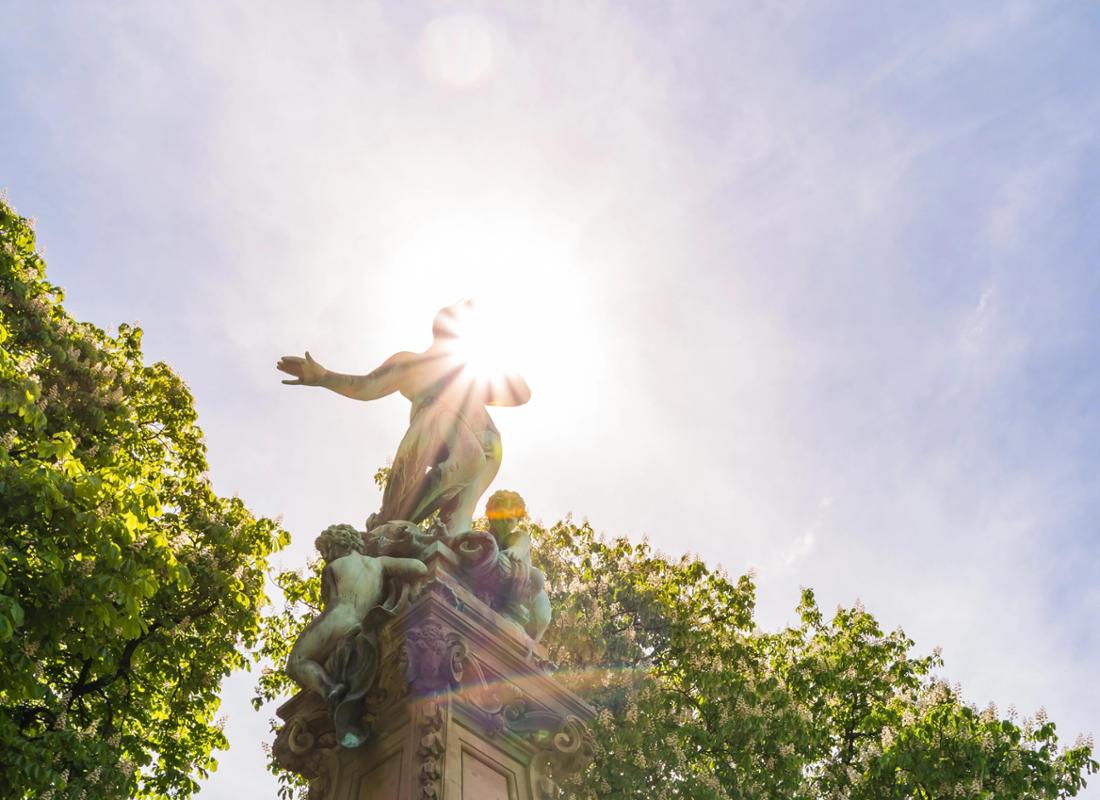 Statue am Eugensplatz in Stuttgart bei Sonnenschein