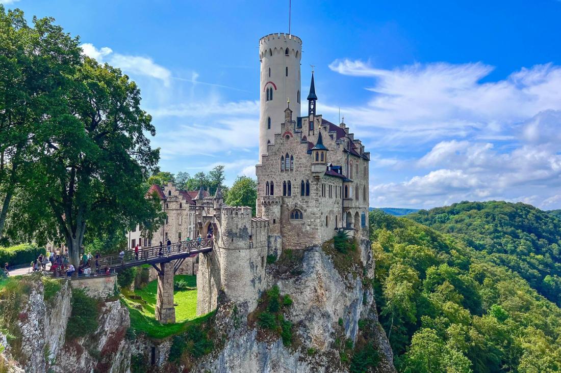 Das Schloss Lichtenstein mit Besuchern bei Sonnenschein