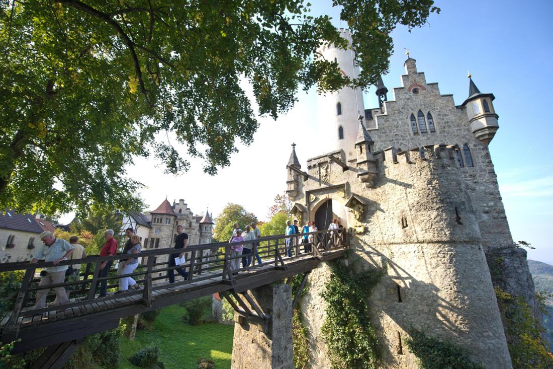 Besucher auf der Brücke zu Schloss Lichtenstein