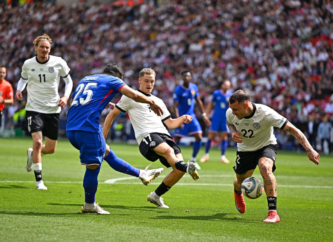 Florian Wirtz, Nick Woltemade und David Raum im Spiel gegen Frankreich.
