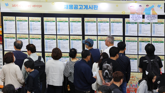 Jobseekers look at notices at a job fair for people with disabilities held on May 27 in Incheon. [YONHAP]