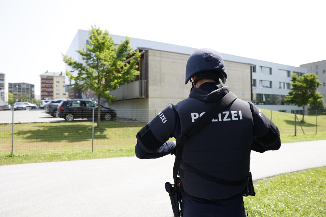 An einer Schule in Österreich sind nach Angaben der Polizei mehrere Schüsse gefallen.