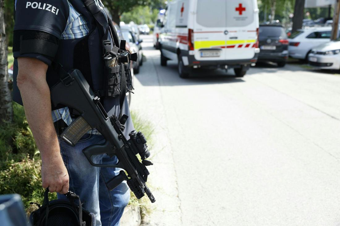 An einer Schule in Österreich sind nach Angaben der Polizei mehrere Schüsse gefallen.