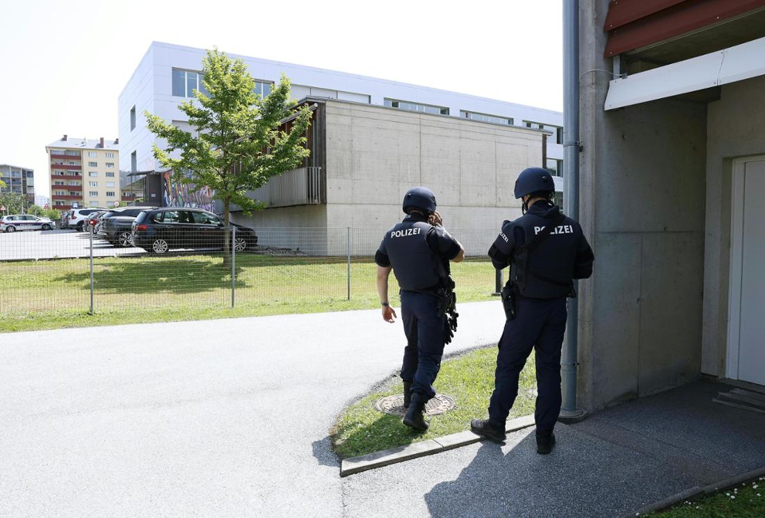 An einer Schule in Österreich sind nach Angaben der Polizei mehrere Schüsse gefallen.