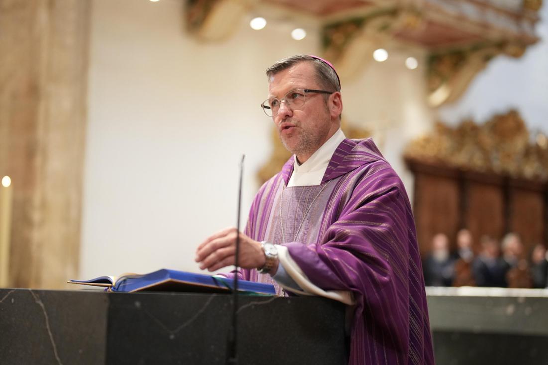 Weihbischof Johannes Freitag leitet den Gedenkgottesdienst im Grazer Dom, um den Opfern des Amoklaufs zu gedenken.