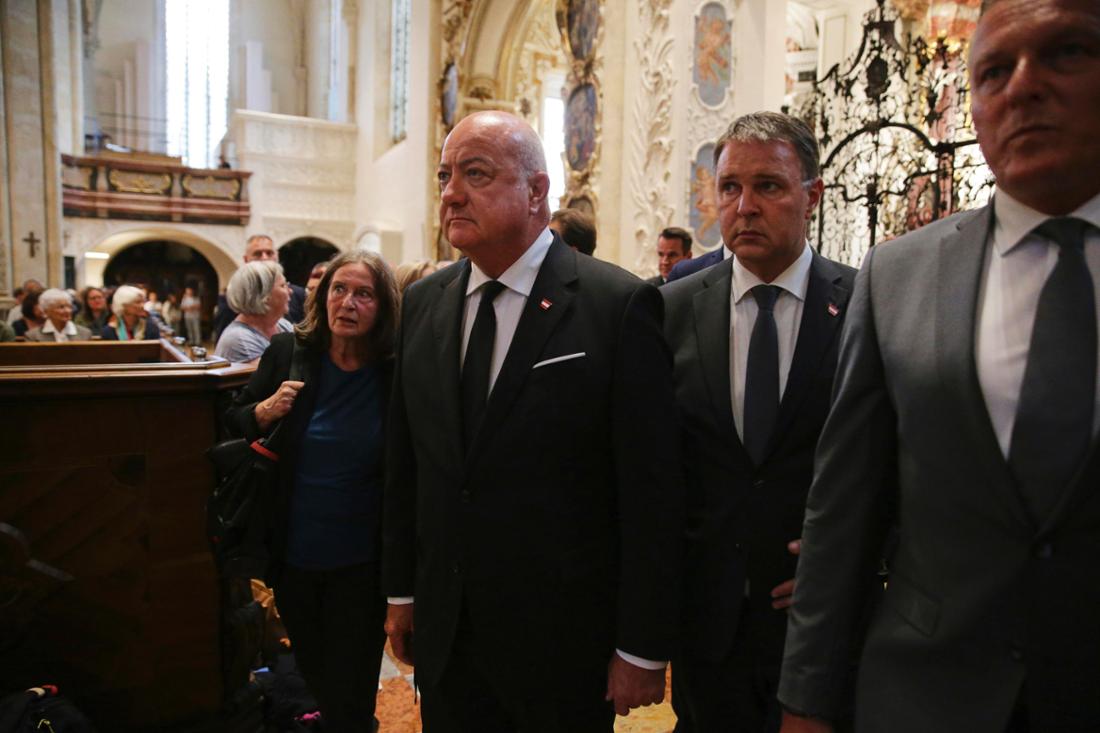 Bundeskanzler Christian Stocker (Mitte l, ÖVP), Vizekanzler Andreas Babler (Mitte r, SPÖ) kommen zu einem Gedenkgottesdienst im Grazer Dom. 