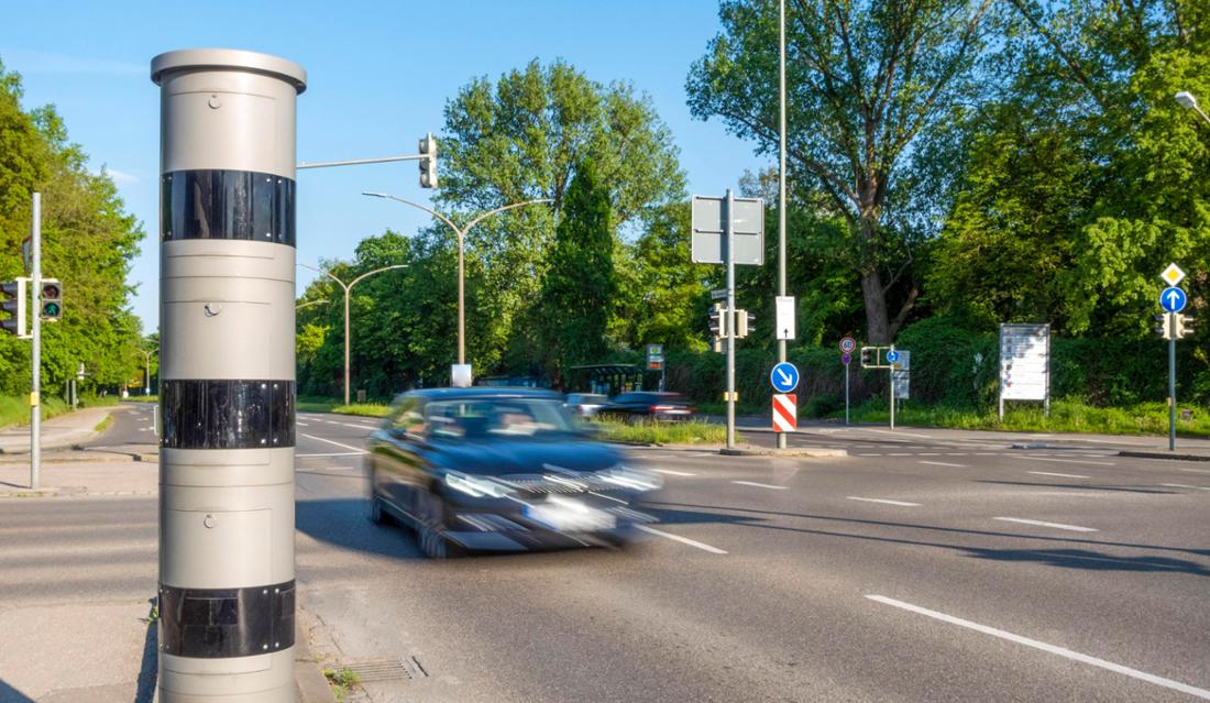 Auto fährt an Blitzersäule vorbei