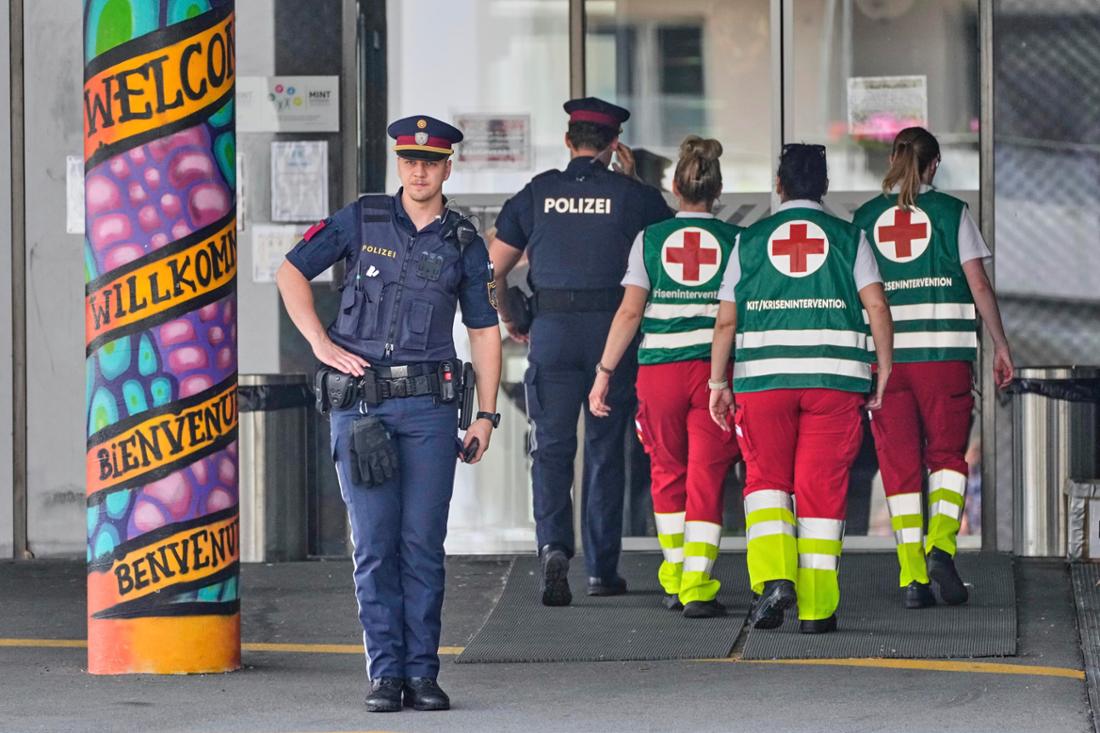 Ein Polizeibeamter bewacht den Eingang der Grazer Schule. Am Dienstag (10. Juni) eröffnete dort ein ehemaliger Schüler das Feuer und tötete zehn Menschen.