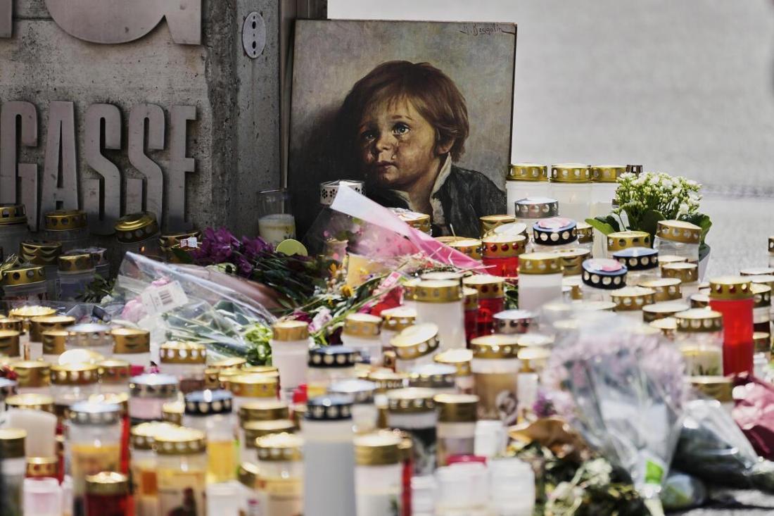 Kerzen, Blumen und ein Bild am Eingang der Schule, in der ein ehemaliger Schüler zwei Tage zuvor das Feuer eröffnet hat.