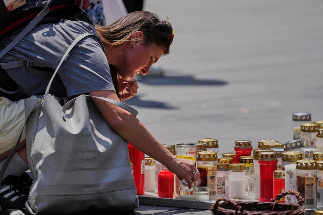 Eine Frau zündet auf dem Hauptplatz in Graz eine Kerze an, nach dem Amoklauf in einer Schule, in der ein ehemaliger Schüler zwei Tage zuvor das Feuer eröffnet hatte.