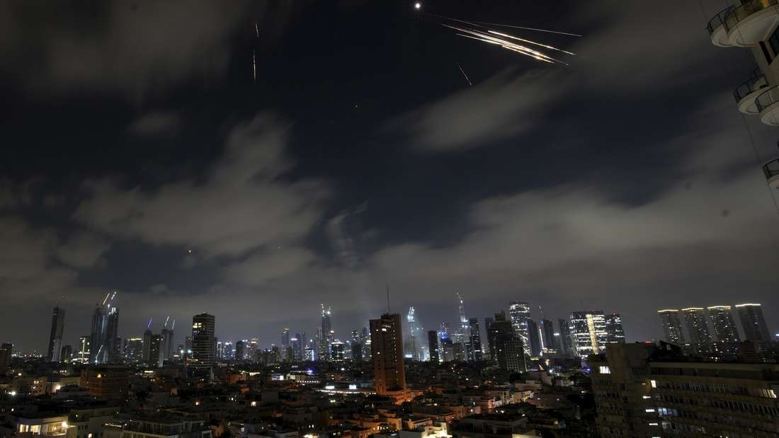 Lichtblitze durchzucken den nächtlichen Himmel über Tel Aviv.