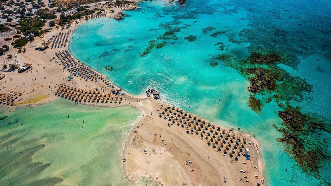 Gute Infrastruktur und traumhafte Buchten – Elafonissi Beach auf Kreta.