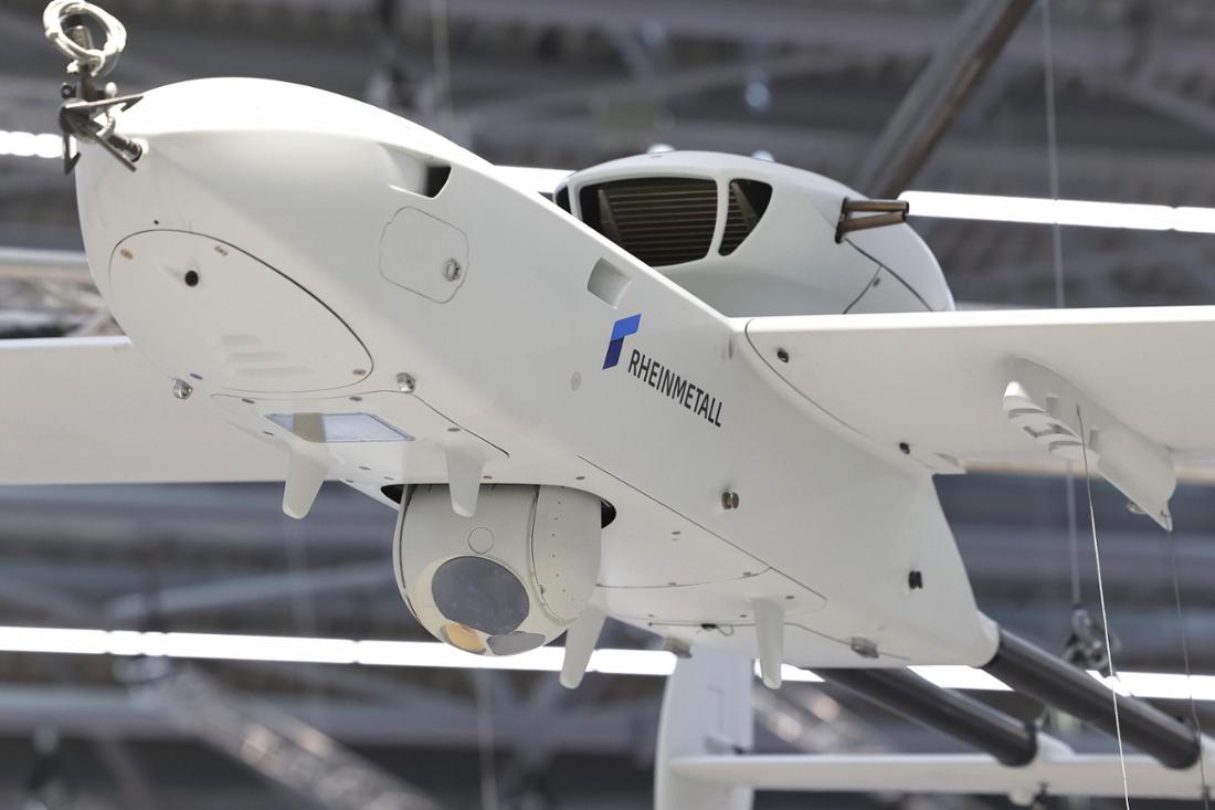 Eine Aufklärungsdrohne der Düsseldorfer Firma Rheinmetall wird auf der Messe in Düsseldorf gezeigt.