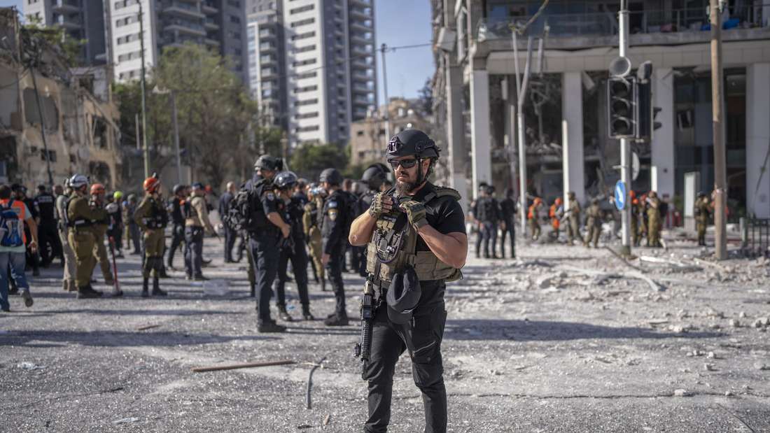 Ein israelischer Soldat überwacht die Evakuierung der nahe Tel Aviv gelegenen Stadt Ramat-Gan nach einem Raketenangriff aus dem Iran.